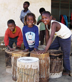 Gutter som lærer å spille afrikanske trommer
